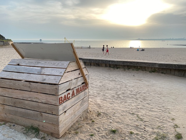 Un océan de déchets collectés dans les bacs à marée