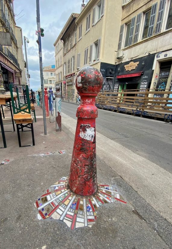 Avec Ememem, les trous des trottoirs deviennent arty