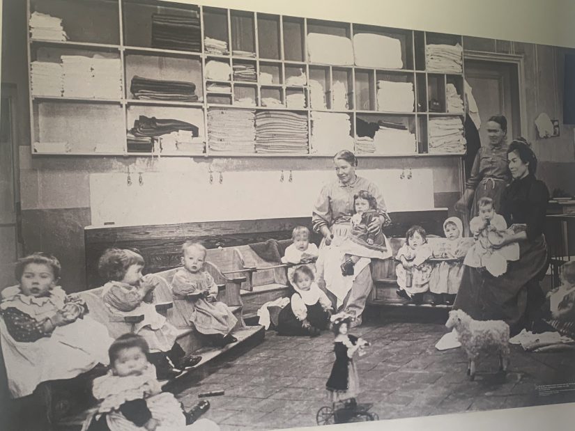 Le Familistère disposait d'une nourricerie, autrement dit "une crèche" pour éduquer les enfants dès leur plus jeune âge.