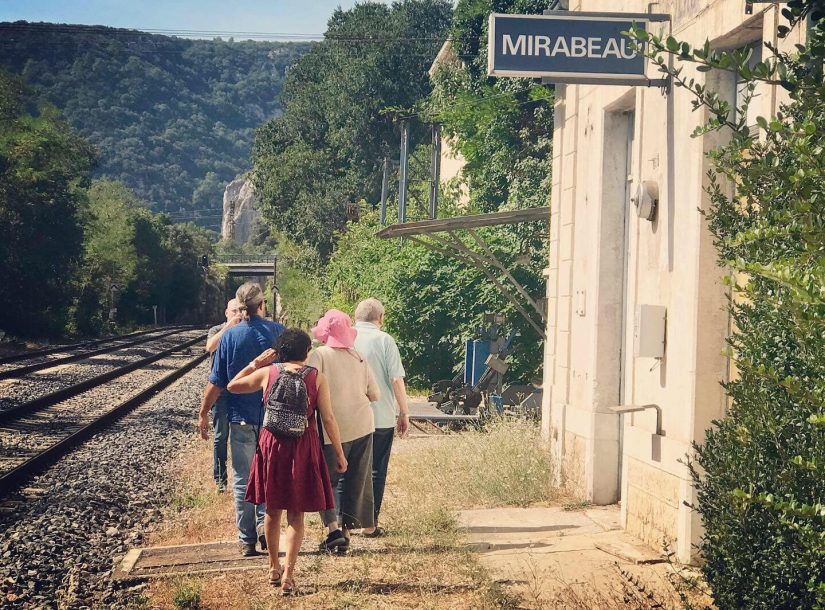 Près de 80 ans après leur mort, il retrouve la stèle honorant ses frères
