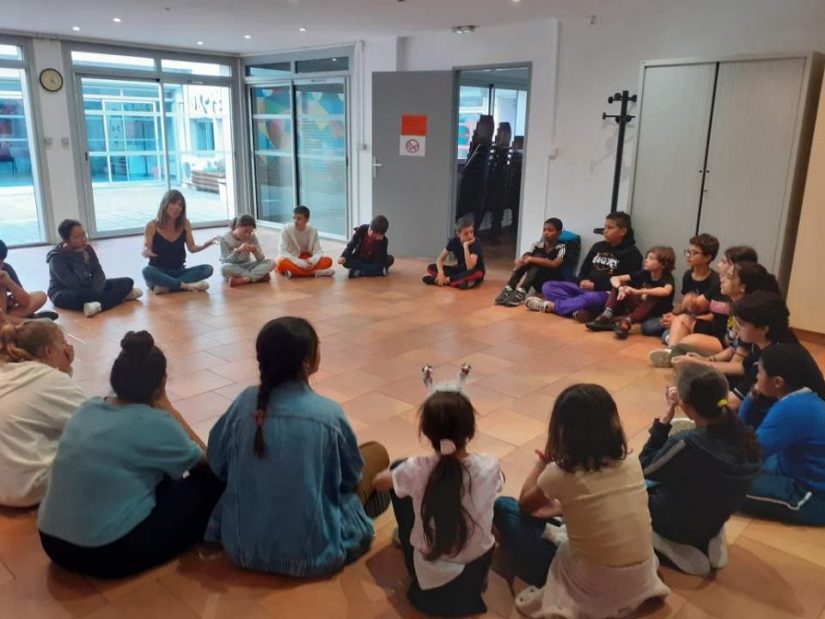 « L’œil du loup » lutte contre les inégalités de genre et des violences en créant des cercles de parole avec les enfants et adolescents.