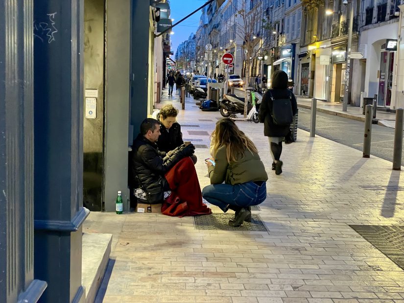 Contre l’isolement des SDF, papote et pétanque avec Entourage 3