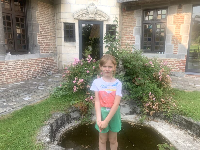 Sacha a été scolarisée pendant cinq semaines en France dans l’école dans laquelle travaille Clothilde. « Je suis allée dans la classe de Clothilde, celle de Gaspard, de Romane, le seul endroit où je ne suis pas allée c’est avec Adèle, parce qu’elle est au collège », s’amuse la petite fille. 