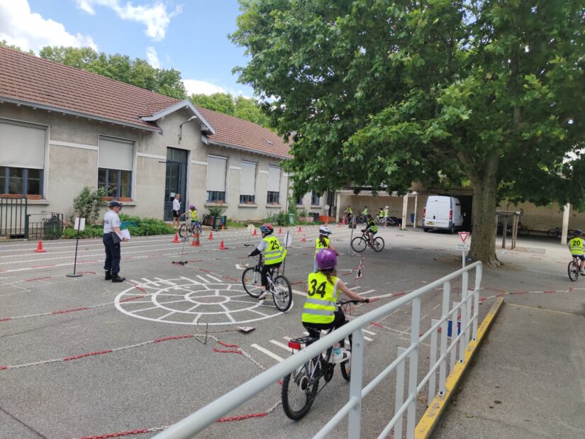 Le Centre Loisirs Jeunesse de Grenoble recrée du lien entre jeunes de quartier et policier 3