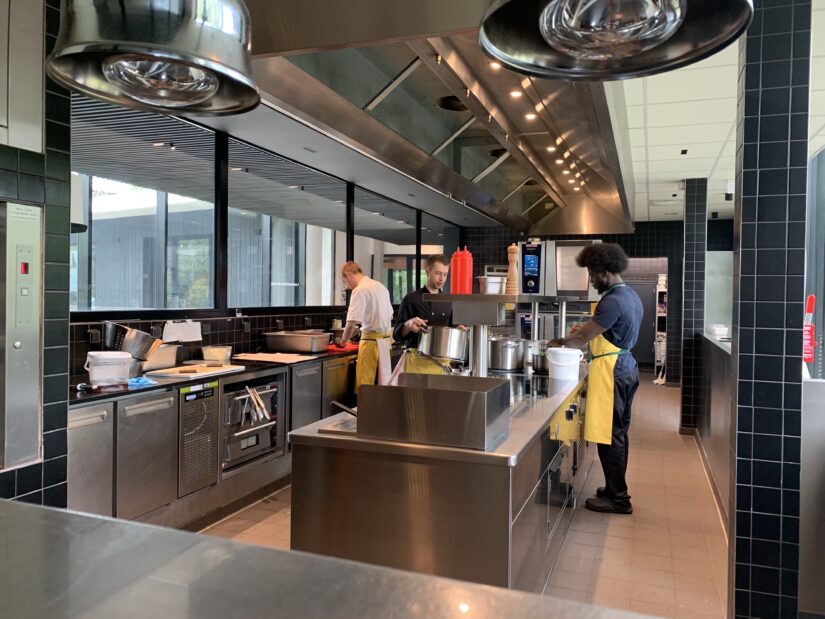 Chaque semaine, les brigades des deux restaurants cuisinent plus de 400 kg de poisson.