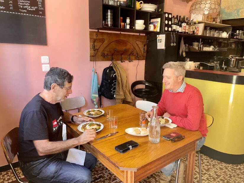 Pour le sauver, des clients achètent leur restaurant