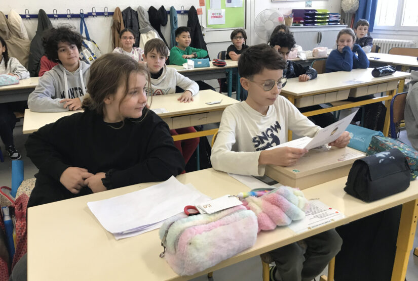 élève lisant un courrier à son bureau