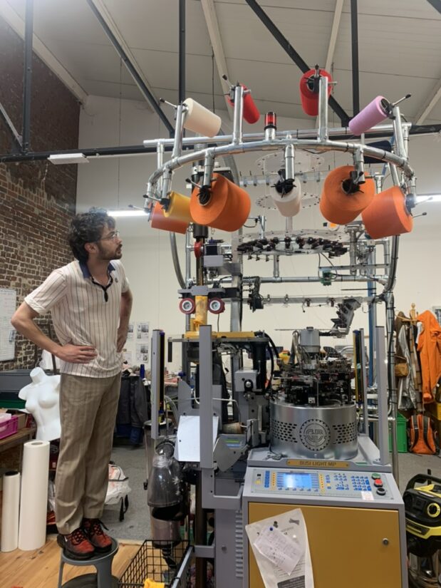 Rémi est responsable de l'atelier, il vérifie que les chaussettes n'ont pas de défaut. ©Virginie Menvielle