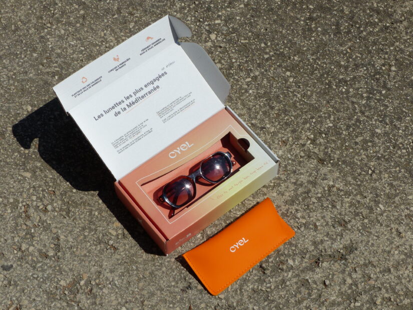 Boîte en carton recyclé aux couleurs du coucher de soleil qui a inspiré Cyel, chiffonnette en plastique recyclé... Ne reste plus qu'à rendre l'étu plus durable.