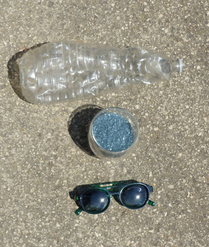 Bouteille en plastique, granulés et lunette