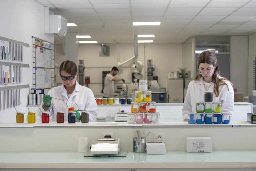 Des tests sont réalisés pour mettre les peintures "à la teinte" et donc pouvoir les coloriser. ©Théodore