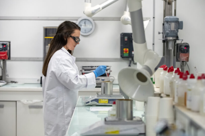 Marion Bovolenta travaille depuis son arrivée dans l'entreprise en septembre 2024, à l'élaboration de la peinture Terroir. ©Théodore