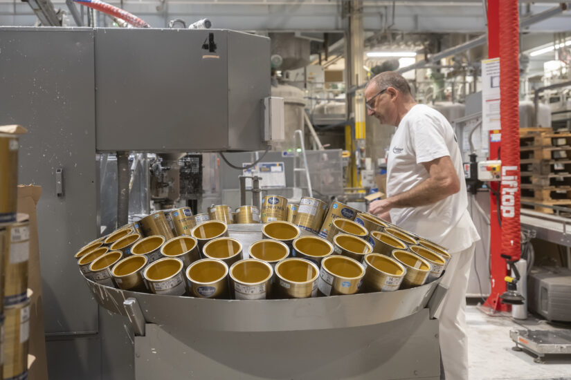 L'enjeu pour la commercialisation de la peinture Terroir est de réussir à industrialiser le produit fabriqué dans les labos de Théodore.©Théodore